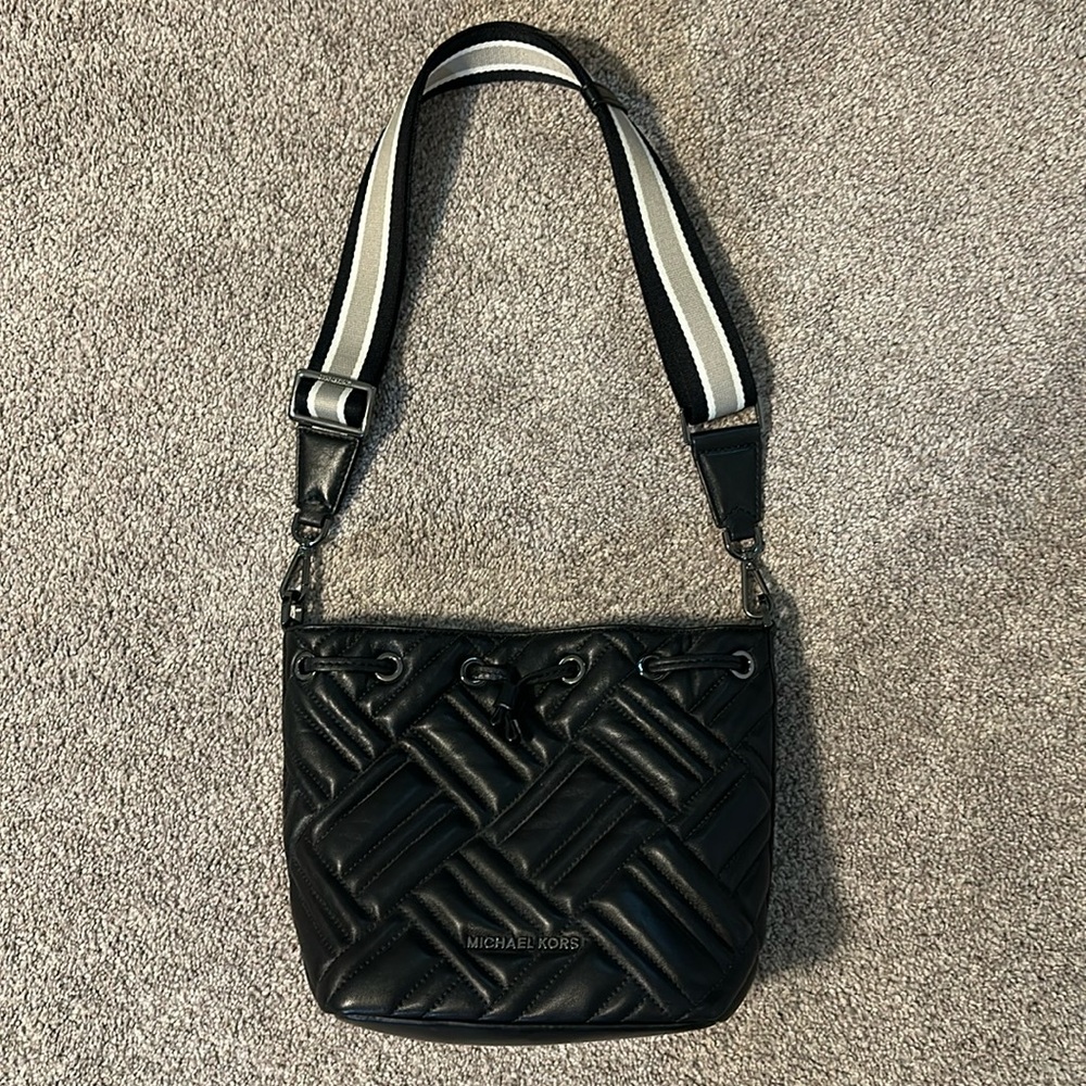 MICHAEL KORS Peyton quilted black bag with striped strap